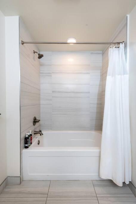 Luxurious Penthouse In Beverly Hills - Sleeps 10 Los Angeles Esterno foto